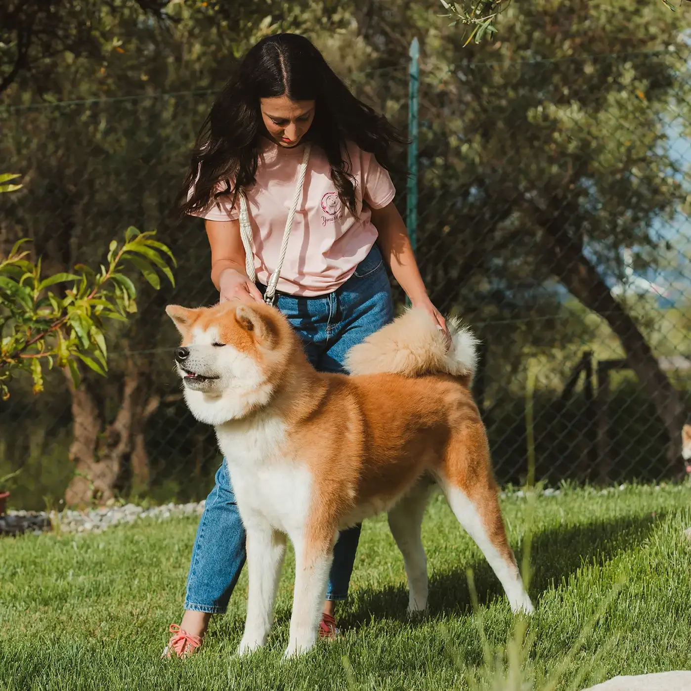 Giorgia Melis con un Akita rosso nel prato