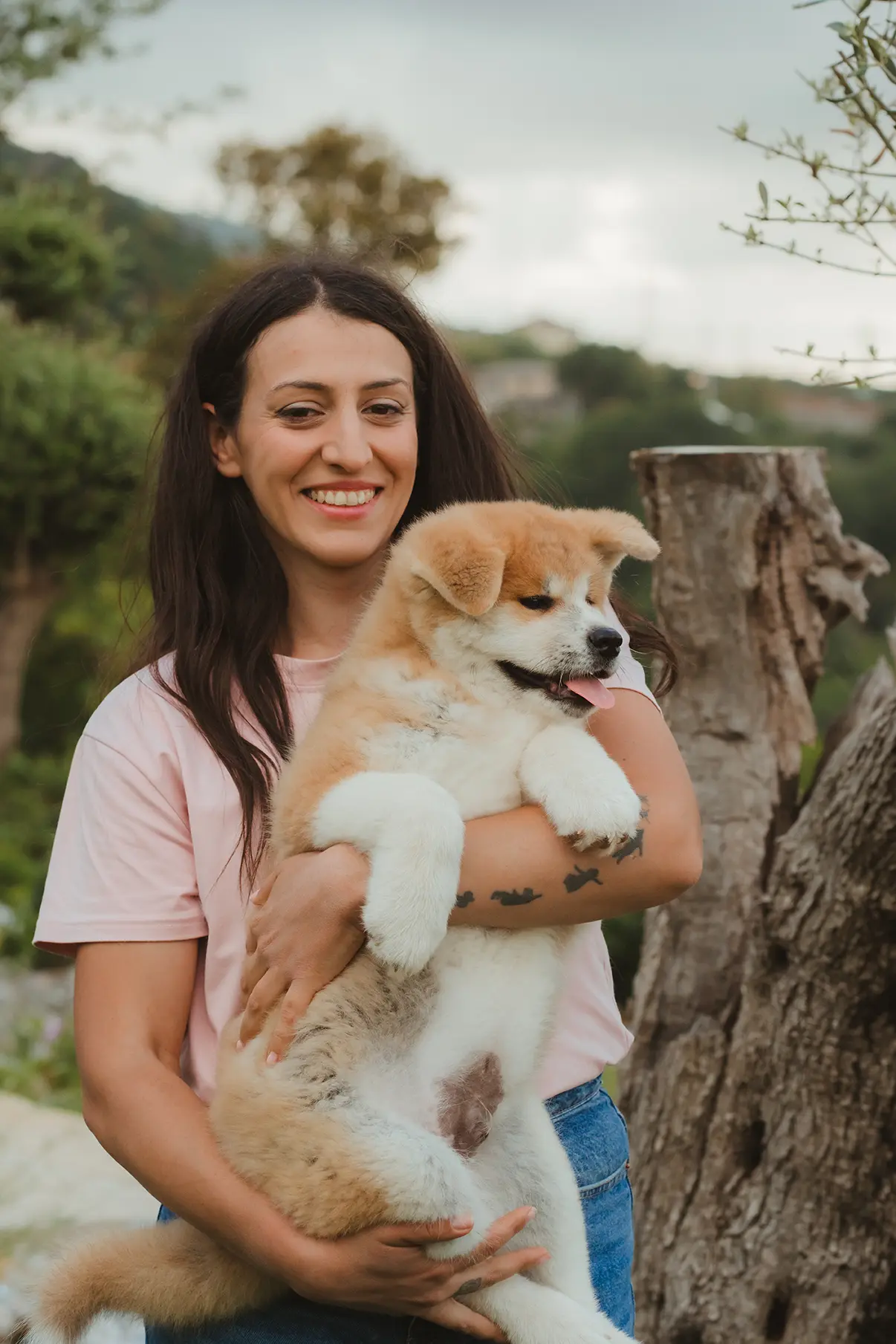 Giorgia Melis con un cucciolo di Akita