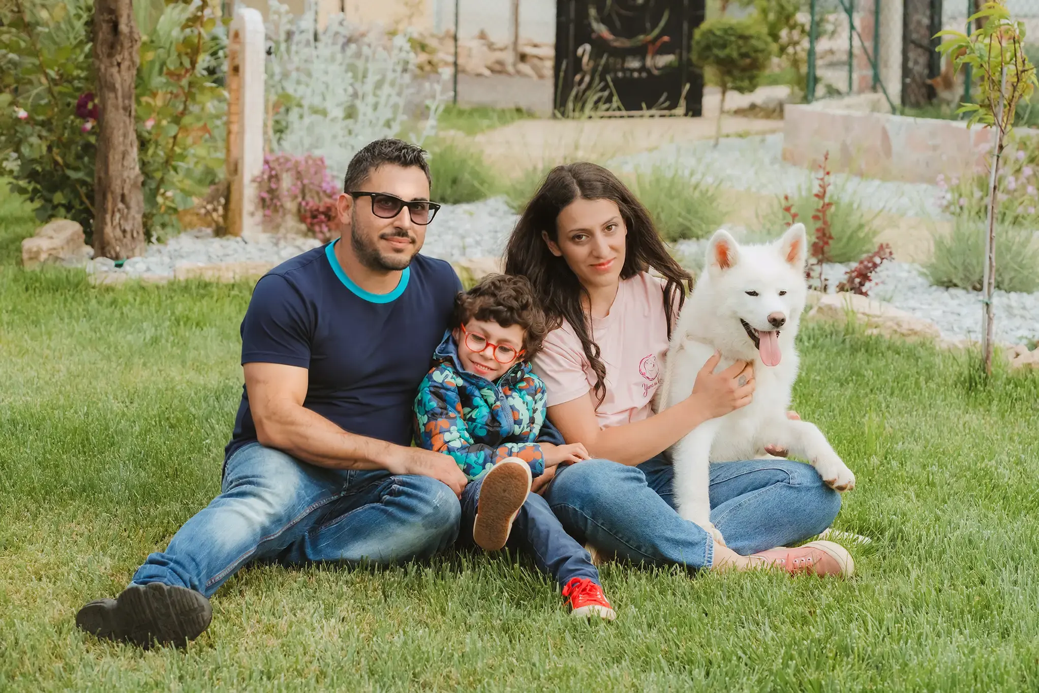 Giorgia e Daniele con la loro famiglia e un Akita bianco