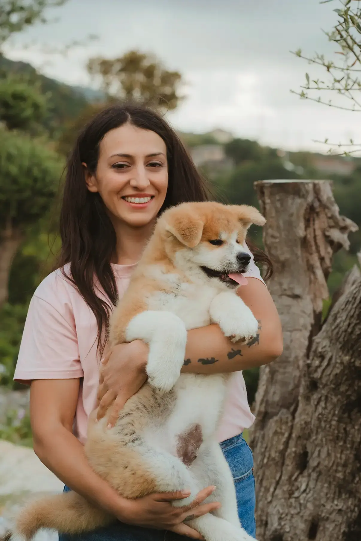Giorgia Melis con un cucciolo di Akita